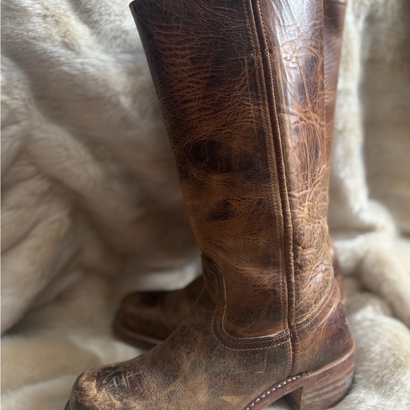 Frye Campus 14L Boots In A Distressed Brown Leather - Picture 9 of 11